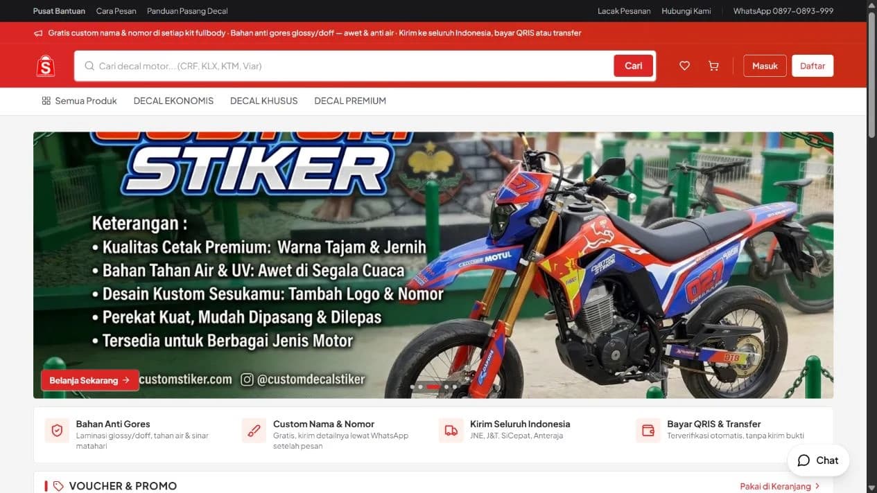 Beranda Custom Decal Stiker dengan navigasi merah, pencarian produk, dan banner foto motor berlapis decal.