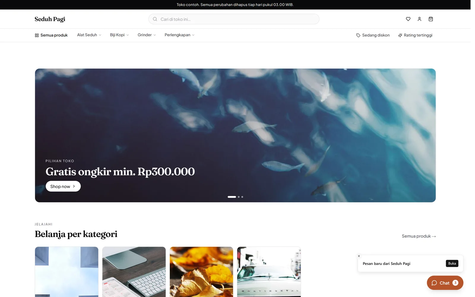 Beranda toko kopi dengan bar hitam tipis di paling atas, banner lebar bergambar, dan satu baris kartu kategori bulat bergambar di bawahnya.