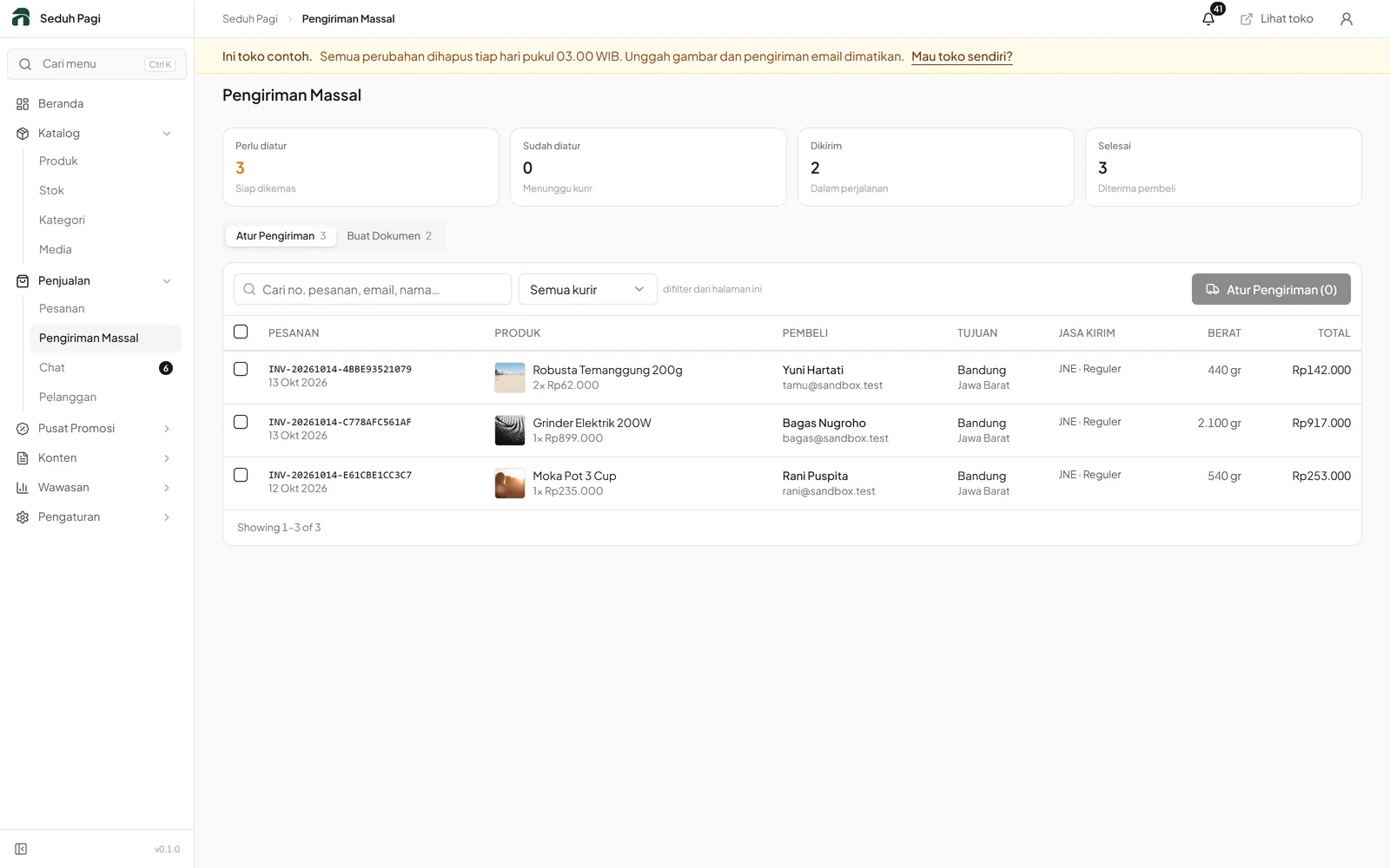 Bulk shipping workspace with selectable orders and shipment preparation controls.